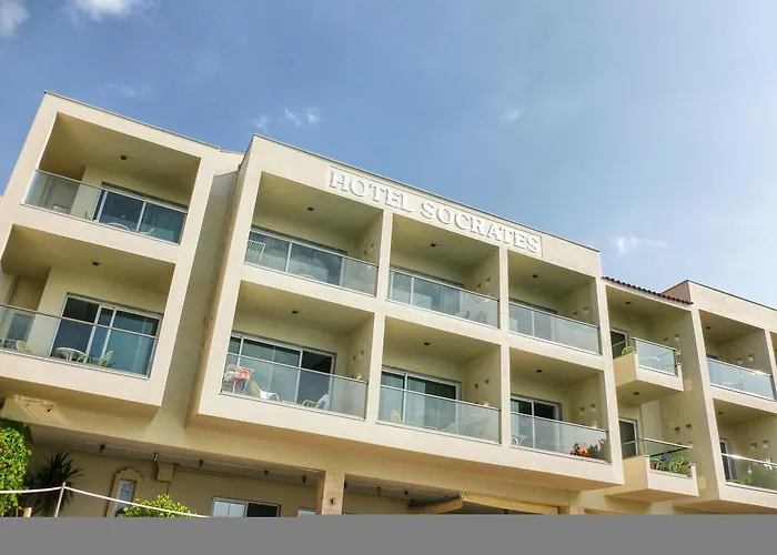 Socrates Plaza 2* Prínos