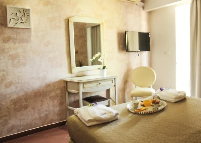 Socrates Plaza Prínos