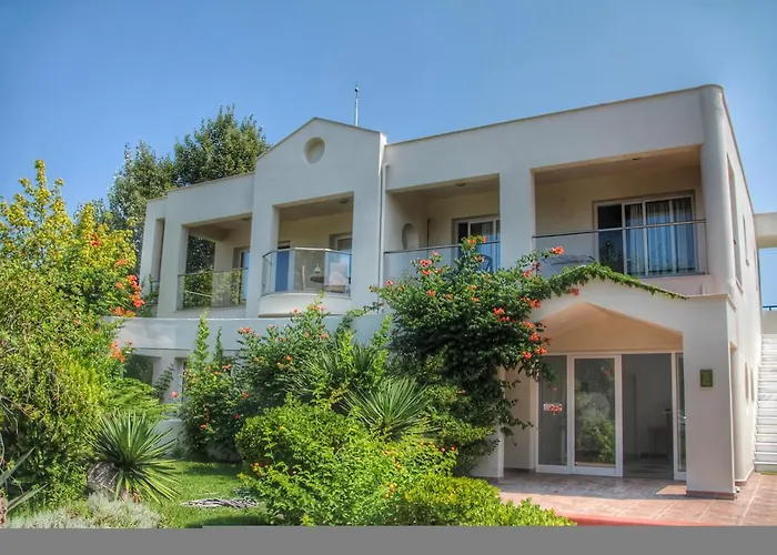 Socrates Plaza Prínos