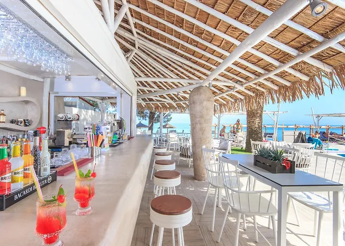 Socrates Plaza Prínos